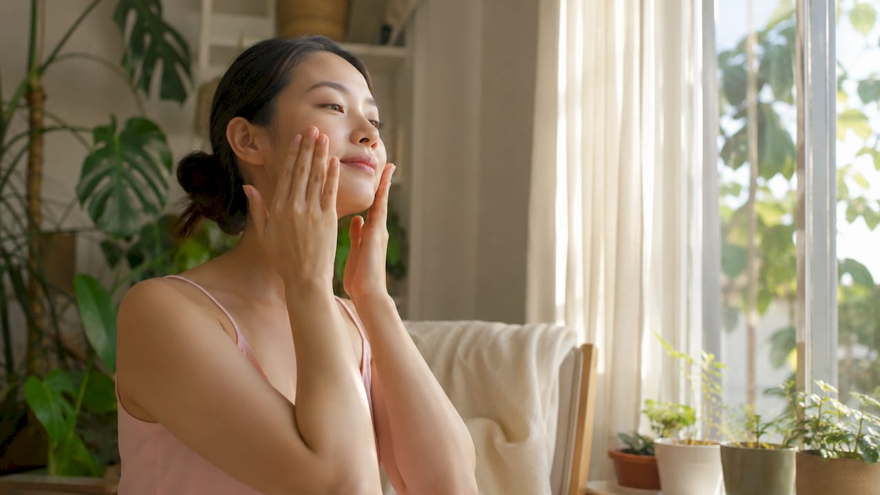 2025 Beauty Trends: Glow, Biotech, and Bold Looks