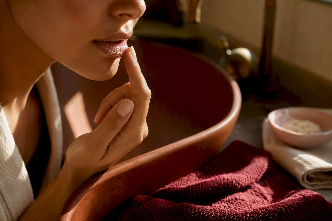 Sensitive Lips: Use a Lip Exfoliator Safely in 30–60 Seconds